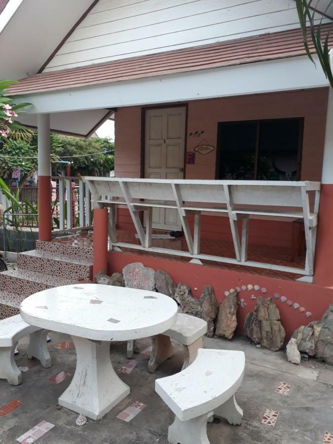 Ferienwohnung Poopreaw Koh Larn Exterior foto